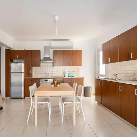 Center, Walking To The Διαμέρισμα *