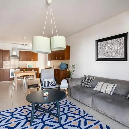 Center, Walking To The לרנקה