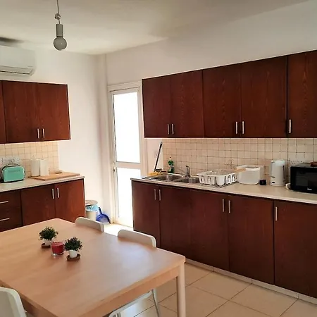 Center, Walking To The * לרנקה