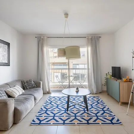 Center, Walking To The Διαμέρισμα