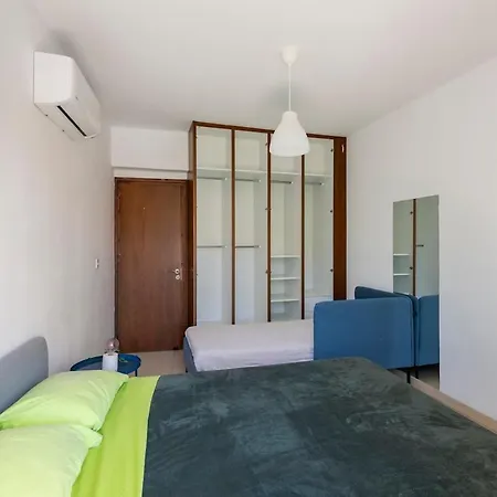 Center, Walking To The לרנקה