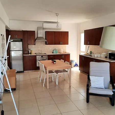 Center, Walking To The * Λάρνακα