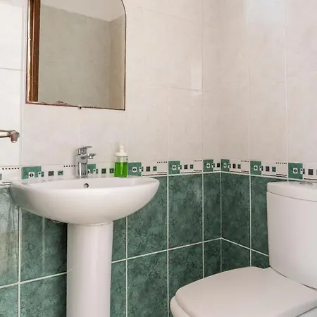 Center, Walking To The * לרנקה