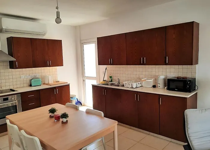 Center, Walking To The * Lárnaca